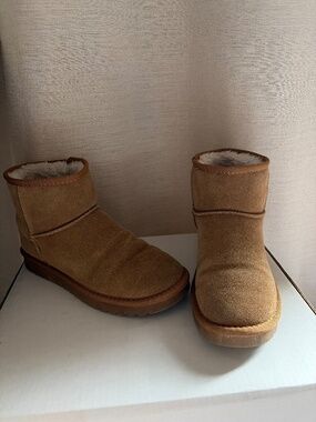 Cushionaire women’s genuine suede ankle boots size 9